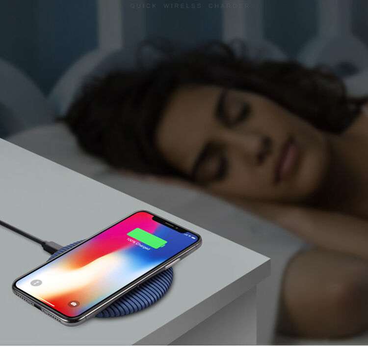 Vezeték nélküli QI töltő csúszásgátló felülettel Apple iPhone - kék / ezüst