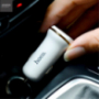 HOCO autós töltő kettőUSB porttal + lightningcsatlakozóval Apple iPhone / iPad / iPod-re - fehér
