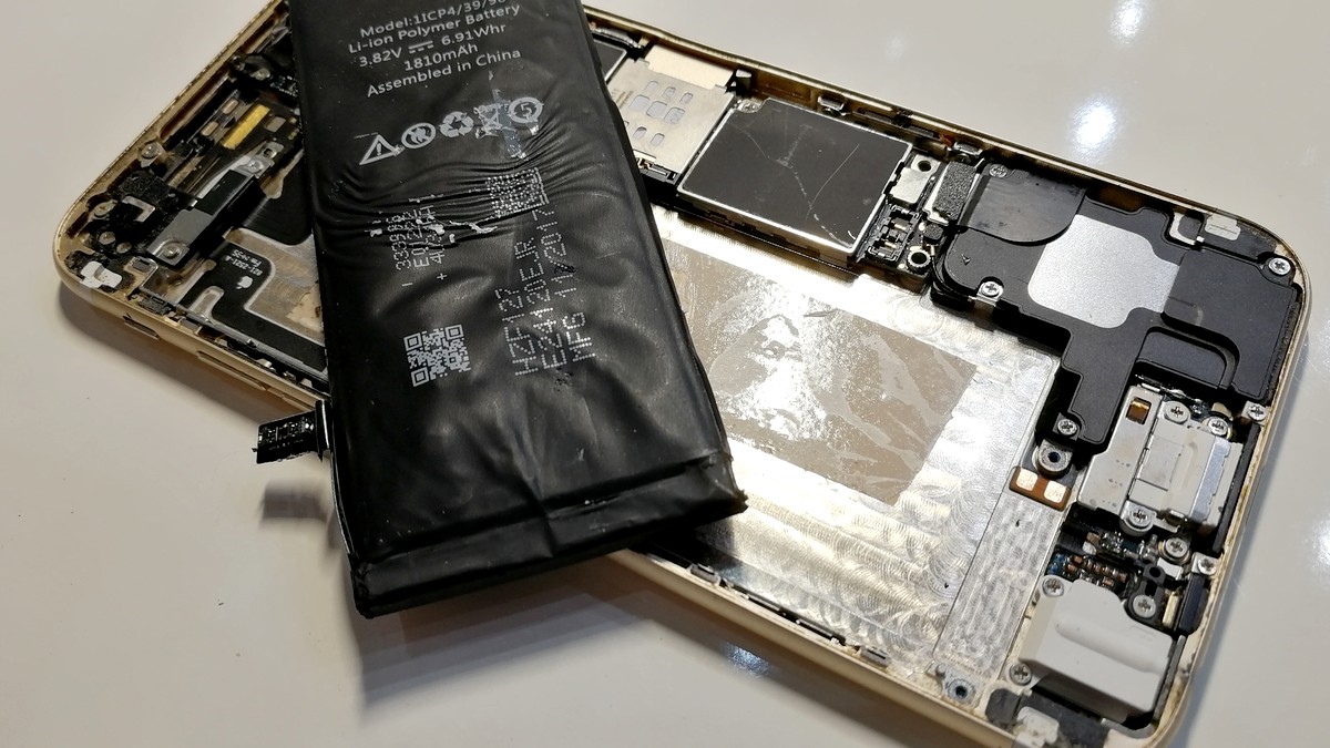 Figyeljen oda a&nbsp;felfúvódott iPhone akkumulátorra, megéghet vagy tönkreteheti a&nbsp;kijelzőt